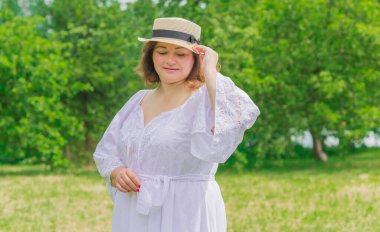 Artı modaya uygun bir kadın. Tombul kadınlar için kıyafetler, XXL beden, kadınlar için romantik tarz.