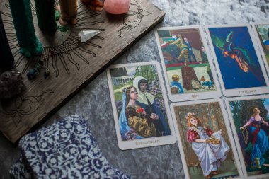 Tarot kartları ve diğer sihirler hakkındaki kehanet tahminleri. İllüstrasyon Editörü. Avrupa, Ukrayna. Kiev 24 Mart