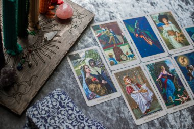 Tarot kartları ve diğer sihirler hakkındaki kehanet tahminleri. İllüstrasyon Editörü. Avrupa, Ukrayna. Kiev 24 Mart