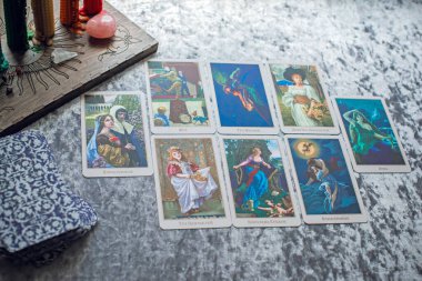 Tarot kartları ve diğer sihirler hakkındaki kehanet tahminleri. İllüstrasyon Editörü. Avrupa, Ukrayna. Kiev 24 Mart