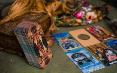 Tarot kartları ve diğer sihirler hakkındaki kehanet tahminleri. İllüstrasyon Editörü. Avrupa, Ukrayna. Kiev 24 Mart