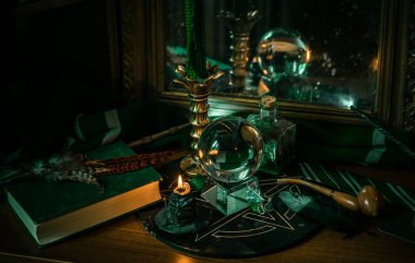 Sihirli şeyler... mum ışığı, kristal top, sihirli değnek, büyü kitabı karanlık arka plan, Slytherin okulu, yeşil estetik, Cadılar Bayramı zamanı