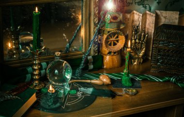 Sihirli şeyler... mum ışığı, kristal top, sihirli değnek, büyü kitabı karanlık arka plan, Slytherin okulu, yeşil estetik, Cadılar Bayramı zamanı