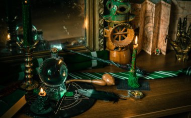 Sihirli şeyler... mum ışığı, kristal top, sihirli değnek, büyü kitabı karanlık arka plan, Slytherin okulu, yeşil estetik, Cadılar Bayramı zamanı
