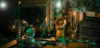 Sihirli şeyler... mum ışığı, kristal top, sihirli değnek, büyü kitabı karanlık arka plan, Slytherin okulu, yeşil estetik, Cadılar Bayramı zamanı