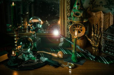 Sihirli şeyler... mum ışığı, kristal top, sihirli değnek, büyü kitabı karanlık arka plan, Slytherin okulu, yeşil estetik, Cadılar Bayramı zamanı