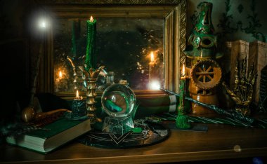 Sihirli şeyler... mum ışığı, kristal top, sihirli değnek, büyü kitabı karanlık arka plan, Slytherin okulu, yeşil estetik, Cadılar Bayramı zamanı