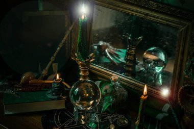 Sihirli şeyler... mum ışığı, kristal top, sihirli değnek, büyü kitabı karanlık arka plan, Slytherin okulu, yeşil estetik, Cadılar Bayramı zamanı