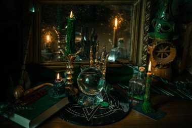 Sihirli şeyler... mum ışığı, kristal top, sihirli değnek, büyü kitabı karanlık arka plan, Slytherin okulu, yeşil estetik, Cadılar Bayramı zamanı