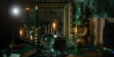 Sihirli şeyler... mum ışığı, kristal top, sihirli değnek, büyü kitabı karanlık arka plan, Slytherin okulu, yeşil estetik, Cadılar Bayramı zamanı