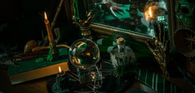 Sihirli şeyler... mum ışığı, kristal top, sihirli değnek, büyü kitabı karanlık arka plan, Slytherin okulu, yeşil estetik, Cadılar Bayramı zamanı