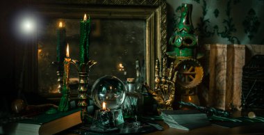 Sihirli şeyler... mum ışığı, kristal top, sihirli değnek, büyü kitabı karanlık arka plan, Slytherin okulu, yeşil estetik, Cadılar Bayramı zamanı