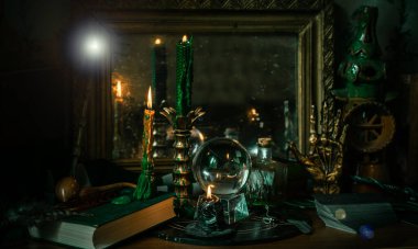 Sihirli şeyler... mum ışığı, kristal top, sihirli değnek, büyü kitabı karanlık arka plan, Slytherin okulu, yeşil estetik, Cadılar Bayramı zamanı
