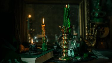 Sihirli şeyler... mum ışığı, kristal top, sihirli değnek, büyü kitabı karanlık arka plan, Slytherin okulu, yeşil estetik, Cadılar Bayramı zamanı