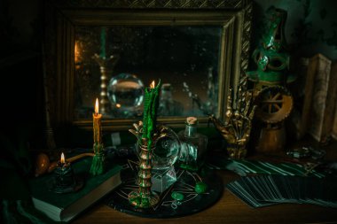 Sihirli şeyler... mum ışığı, kristal top, sihirli değnek, büyü kitabı karanlık arka plan, Slytherin okulu, yeşil estetik, Cadılar Bayramı zamanı