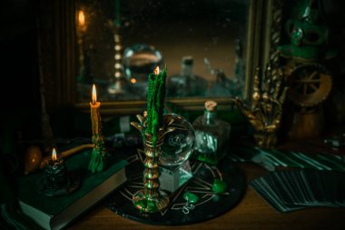 Sihirli şeyler... mum ışığı, kristal top, sihirli değnek, büyü kitabı karanlık arka plan, Slytherin okulu, yeşil estetik, Cadılar Bayramı zamanı