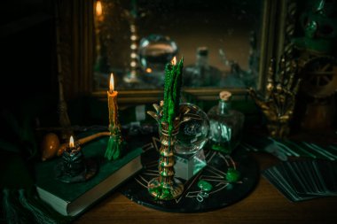 Sihirli şeyler... mum ışığı, kristal top, sihirli değnek, büyü kitabı karanlık arka plan, Slytherin okulu, yeşil estetik, Cadılar Bayramı zamanı