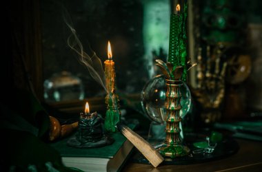 Sihirli şeyler... mum ışığı, kristal top, sihirli değnek, büyü kitabı karanlık arka plan, Slytherin okulu, yeşil estetik, Cadılar Bayramı zamanı