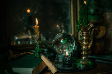 Sihirli şeyler... mum ışığı, kristal top, sihirli değnek, büyü kitabı karanlık arka plan, Slytherin okulu, yeşil estetik, Cadılar Bayramı zamanı
