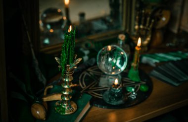 Sihirli şeyler... mum ışığı, kristal top, sihirli değnek, büyü kitabı karanlık arka plan, Slytherin okulu, yeşil estetik, Cadılar Bayramı zamanı