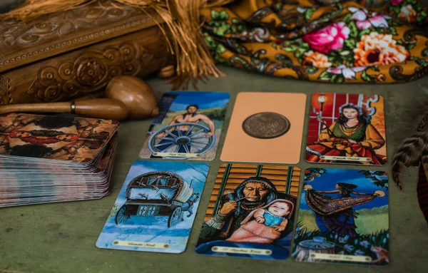 카드와 마술에 대한점술 예측의 설명한다 우크라이나 키예프 — 스톡 사진