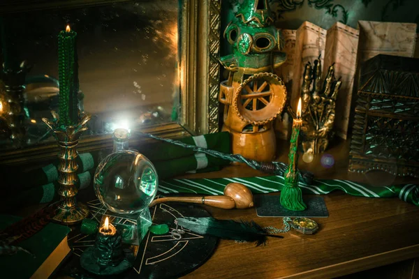 Sihirli şeyler... mum ışığı, kristal top, sihirli değnek, büyü kitabı karanlık arka plan, Slytherin okulu, yeşil estetik, Cadılar Bayramı zamanı