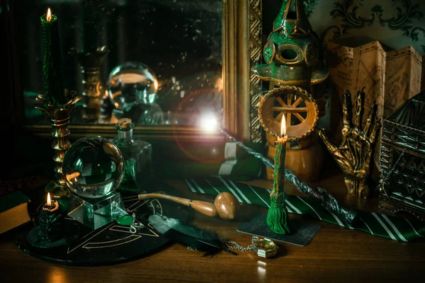 Sihirli şeyler... mum ışığı, kristal top, sihirli değnek, büyü kitabı karanlık arka plan, Slytherin okulu, yeşil estetik, Cadılar Bayramı zamanı