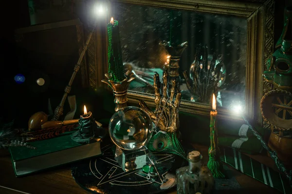 Sihirli şeyler... mum ışığı, kristal top, sihirli değnek, büyü kitabı karanlık arka plan, Slytherin okulu, yeşil estetik, Cadılar Bayramı zamanı
