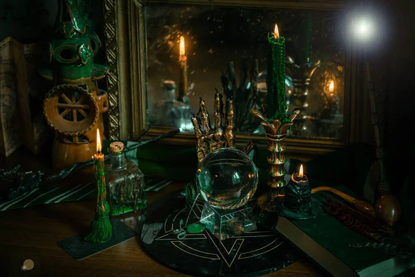 Sihirli şeyler... mum ışığı, kristal top, sihirli değnek, büyü kitabı karanlık arka plan, Slytherin okulu, yeşil estetik, Cadılar Bayramı zamanı