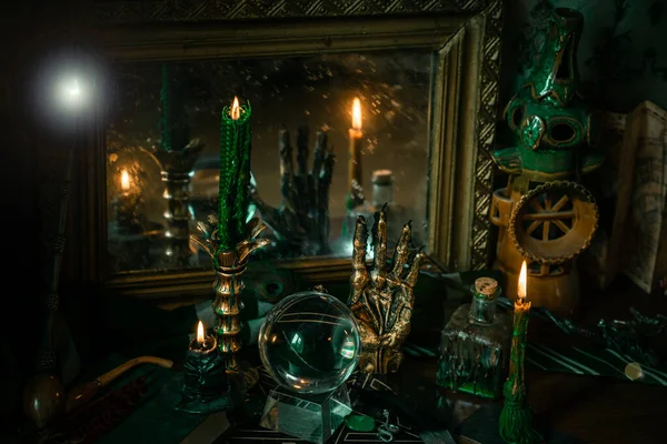 Sihirli şeyler... mum ışığı, kristal top, sihirli değnek, büyü kitabı karanlık arka plan, Slytherin okulu, yeşil estetik, Cadılar Bayramı zamanı