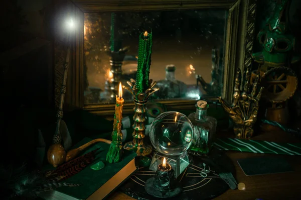 마술의예 크리스탈볼 지팡이 주문의 어두운 배경의 할로윈 — 스톡 사진