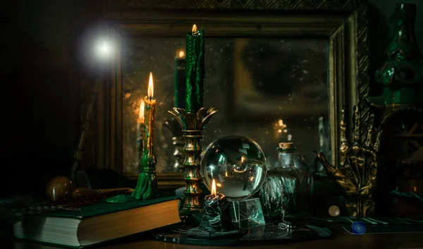 Sihirli şeyler... mum ışığı, kristal top, sihirli değnek, büyü kitabı karanlık arka plan, Slytherin okulu, yeşil estetik, Cadılar Bayramı zamanı
