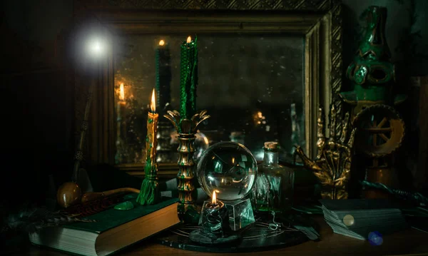 Sihirli şeyler... mum ışığı, kristal top, sihirli değnek, büyü kitabı karanlık arka plan, Slytherin okulu, yeşil estetik, Cadılar Bayramı zamanı