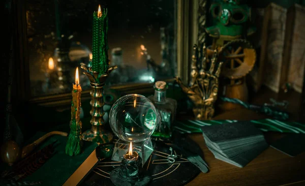 Sihirli şeyler... mum ışığı, kristal top, sihirli değnek, büyü kitabı karanlık arka plan, Slytherin okulu, yeşil estetik, Cadılar Bayramı zamanı