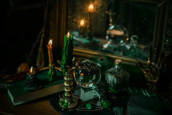 마술의예 크리스탈볼 지팡이 주문의 어두운 배경의 할로윈 — 스톡 사진