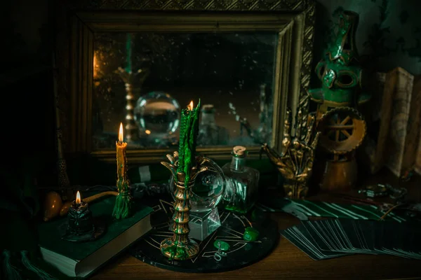 魔法のようなもののイラスト キャンドルライト クリスタルボール 魔法の杖 呪文の本暗い背景 スリザリン学校 緑の美学 ハロウィーンの時間 — ストック写真