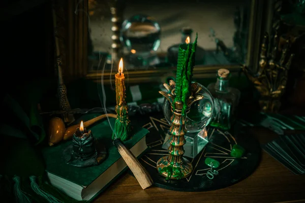 Illustration Magischer Dinge Kerzenlicht Chrystalkugel Zauberstab Zauberbuch Dunkler Hintergrund Slytherin — Stockfoto