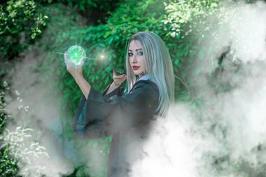 Cadılar Bayramı partisi, maskeli balo, kostüm, insan kıyafeti. Büyücüler ve büyücüler okulundan bir cadı.