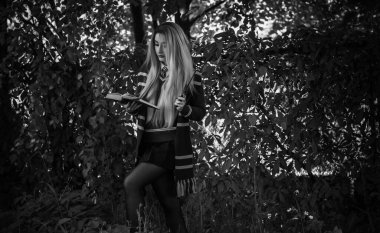 Cadılar Bayramı partisi, maskeli balo, kostüm, insan kıyafeti. Büyücüler ve büyücüler okulundan bir cadı.