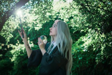 Cadılar Bayramı partisi, maskeli balo, kostüm, insan kıyafeti. Büyücüler ve büyücüler okulundan bir cadı.