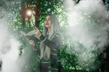 Sihirli değnekli kız, büyücüler kostüm oyunu, büyücülük okulu, orman, Cadılar Bayramı ve rol yapma partisi fikirleri.