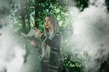 Sihirli değnekli kız, büyücüler kostüm oyunu, büyücülük okulu, orman, Cadılar Bayramı ve rol yapma partisi fikirleri.