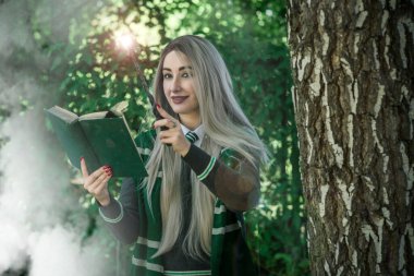 Sihirli değnekli kız, büyücüler kostüm oyunu, büyücülük okulu, orman, Cadılar Bayramı ve rol yapma partisi fikirleri.