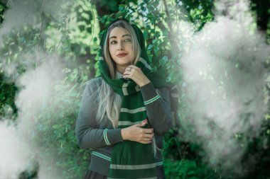 Sihirli değnekli kız, büyücüler kostüm oyunu, büyücülük okulu, orman, Cadılar Bayramı ve rol yapma partisi fikirleri.