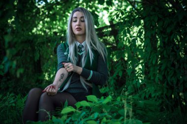 Sihirli değnekli kız, büyücüler kostüm oyunu, büyücülük okulu, orman, Cadılar Bayramı ve rol yapma partisi fikirleri.