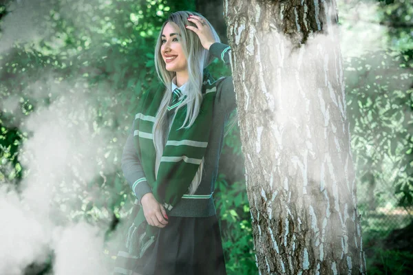 Chica Con Varita Mágica Magos Cosplay Escuela Magos Estudiante Bosque — Foto de Stock