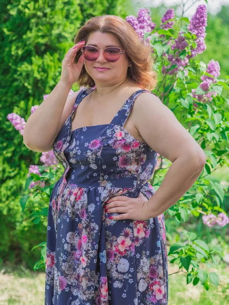 Size Europäische Oder Amerikanische Frau Der Natur Blauem Romantischen Kleid — Stockfoto