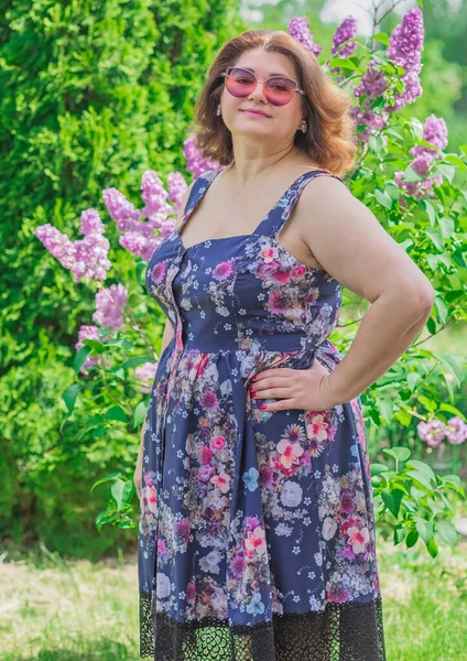 Além Tamanho Mulher Europeia Americana Natureza Vestido Romântico Azul Aproveite — Fotografia de Stock