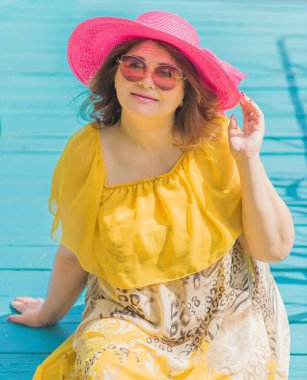 Ayrıca sarı romantik elbisesi ve pembe şapkası olan Avrupalı ya da Amerikalı bir kadın tatilin tadını çıkarsın. İnsanların hayatı XI boyutunda, mutlu, güzel, güzel bir kadın. Aşırı kilolu kavramı