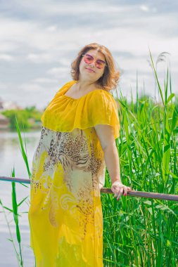 Ayrıca sarı romantik elbisesi ve pembe şapkası olan Avrupalı ya da Amerikalı bir kadın tatilin tadını çıkarsın. İnsanların hayatı XI boyutunda, mutlu, güzel, güzel bir kadın. Aşırı kilolu kavramı